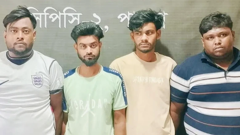 পাবনার ঈশ্বরদীতে বিদেশি পিস্তল ও গুলিসহ আটক ৪