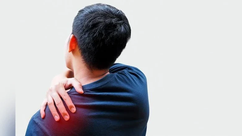কাঁধের ব্যথা কমাতে কার্যকরী ৫টি ঘরোয়া উপায়