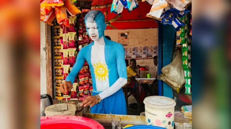 শরীরজুড়ে আর্জেন্টিনার রং মেখে চা বিক্রি, সিরাজগঞ্জে অভিনব উন্মাদনা