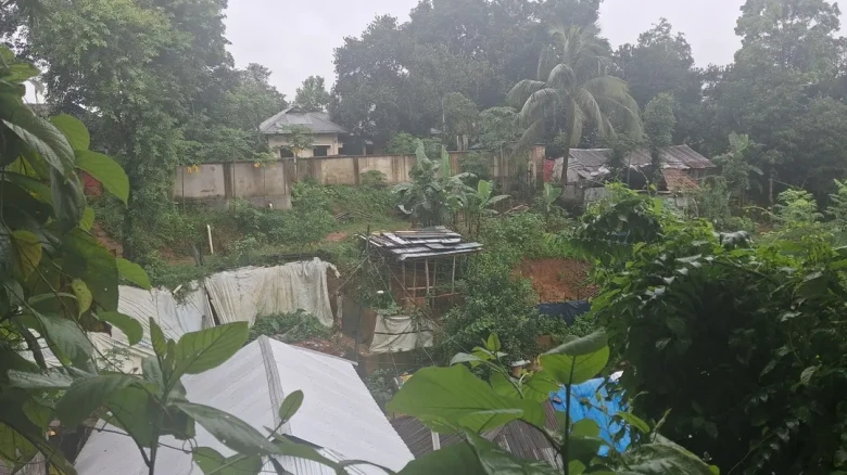 খাগড়াছড়িতে পাহাড় ধসের চরম ঝুঁকি: মৃত্যুফাঁদে বসবাস ৫৯০ পরিবারের
